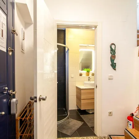 Secluded House , Near Bosphorus , 2 Ac , Fast Wifi * イスタンブール
